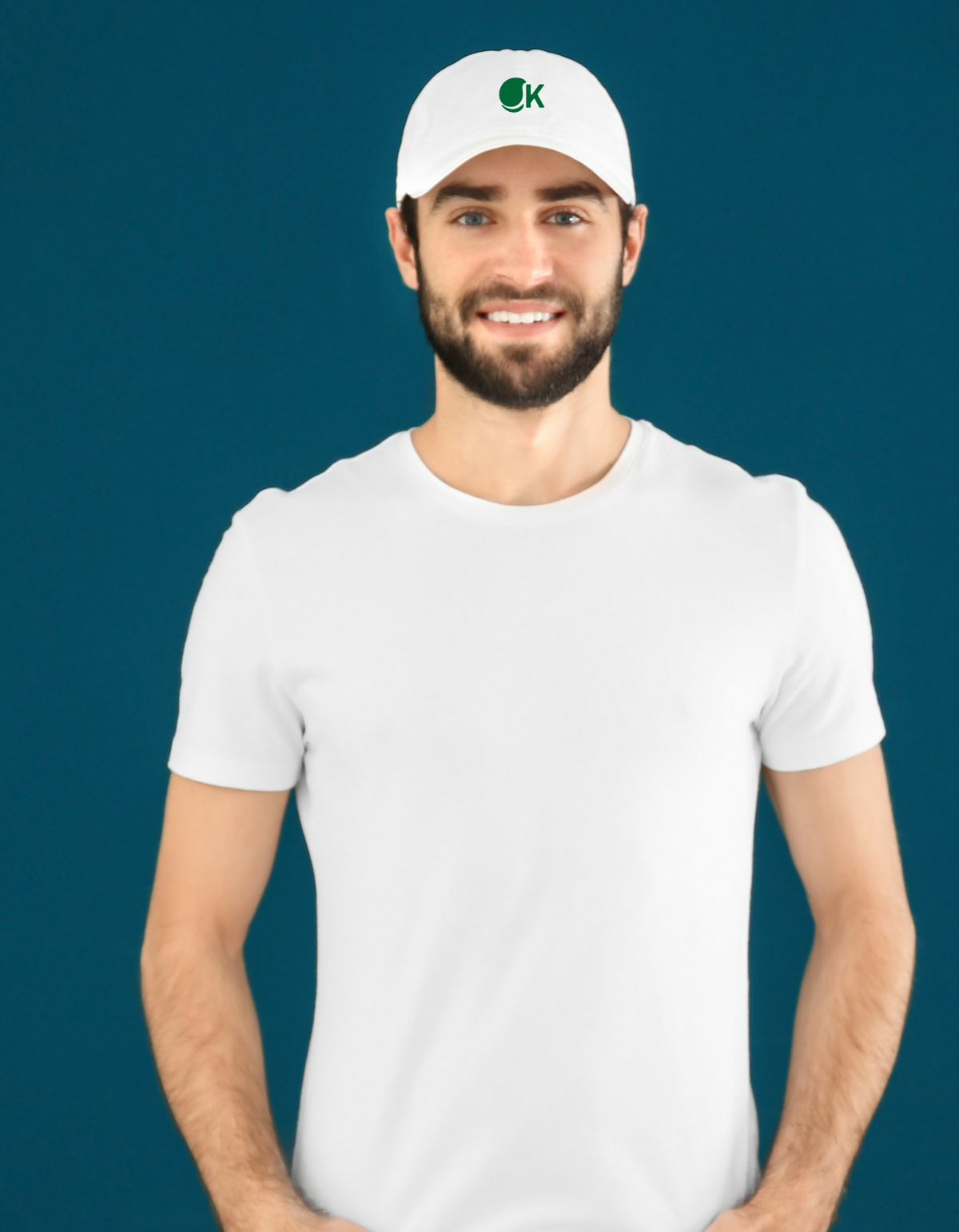 Gorra Blanca con Logo Verde Oscuro